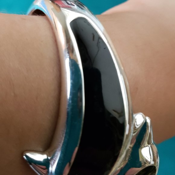 2/10$ Dolphin bracelet silver tone and black - Picture 2 of 4